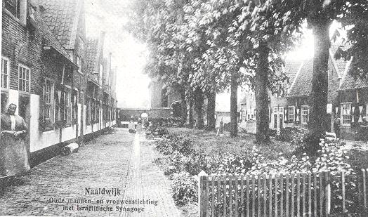 Ansichtkaart van het Heilige Geest hofje met "Israelitische Synagoge"