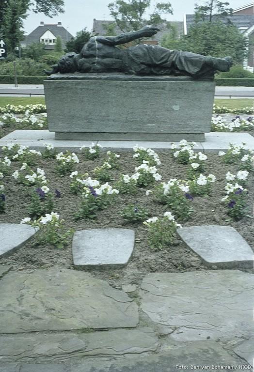 Monument voor de gevallene en gedenkstenen voor de vermoorde Joodse Naaldwijkers